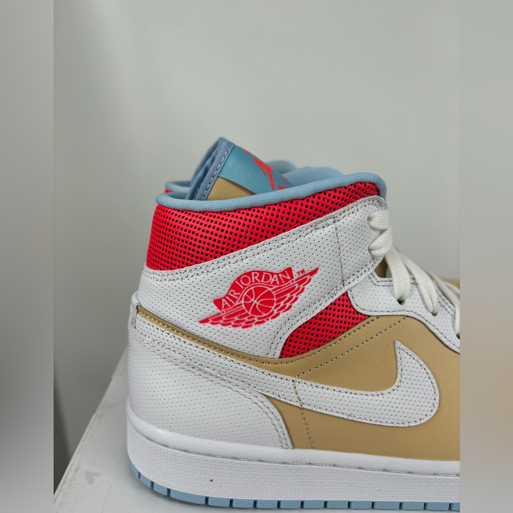 Air Jordan Women’s 1 Md se Size 11.5 - Picture 3 of 5